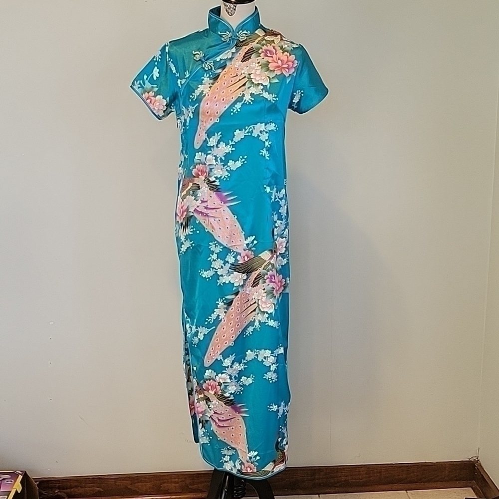 Kimono type negligee with peacocks. Zippers up the side with snaps and buttons.
